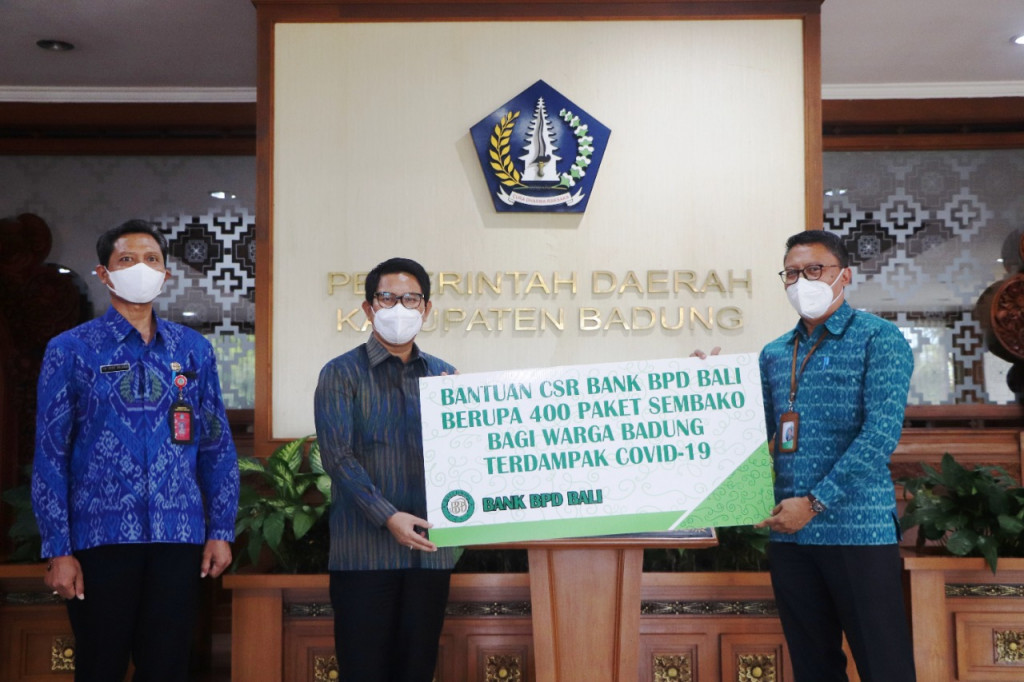 Sekda Badung Adi Arnawa Terima Bantuan Paket Sembako dari BPD Bali Cabang Mangupura